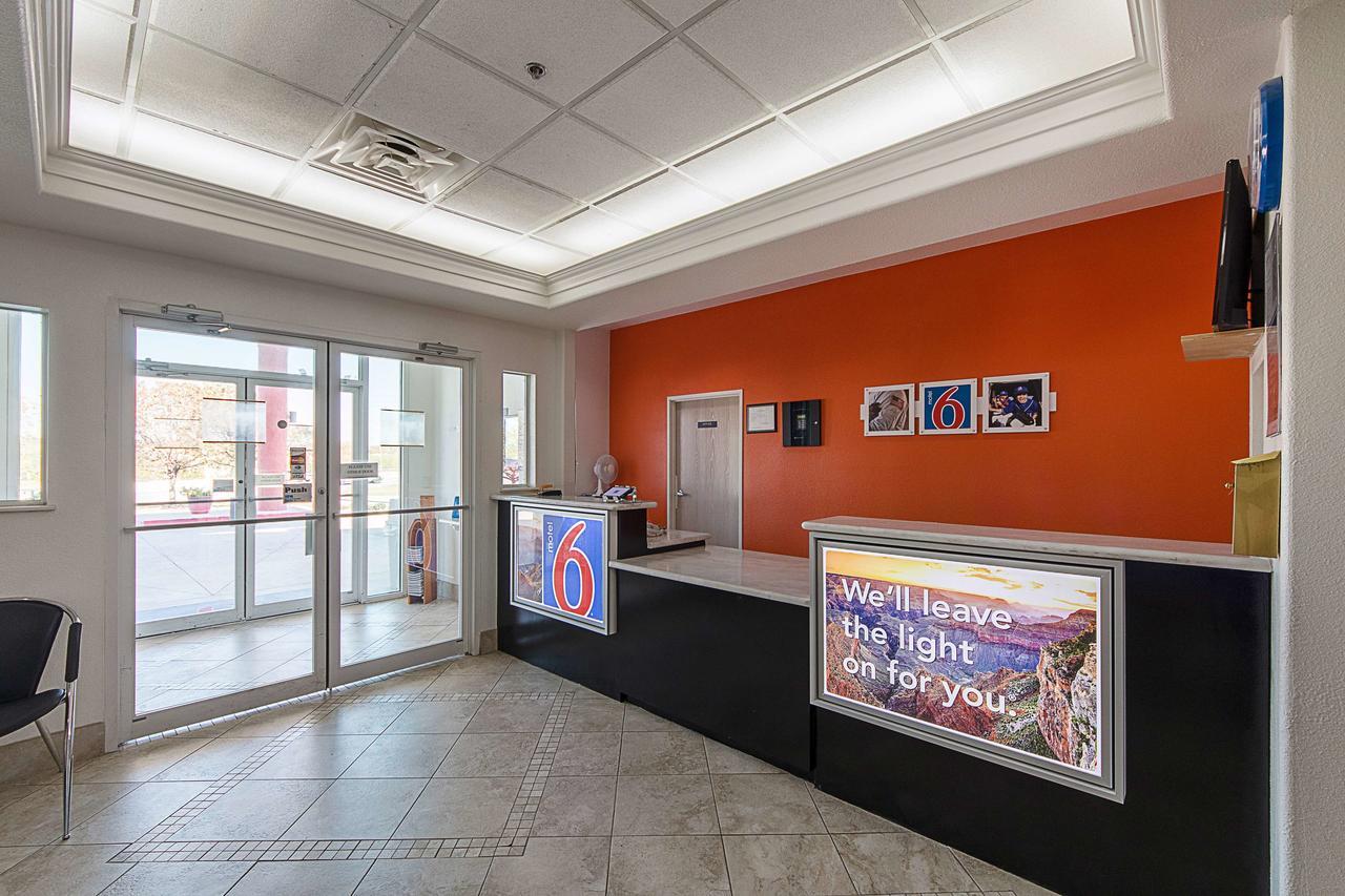 Motel 6-San Antonio, Tx - Downtown - Alamo Dome Bagian luar foto