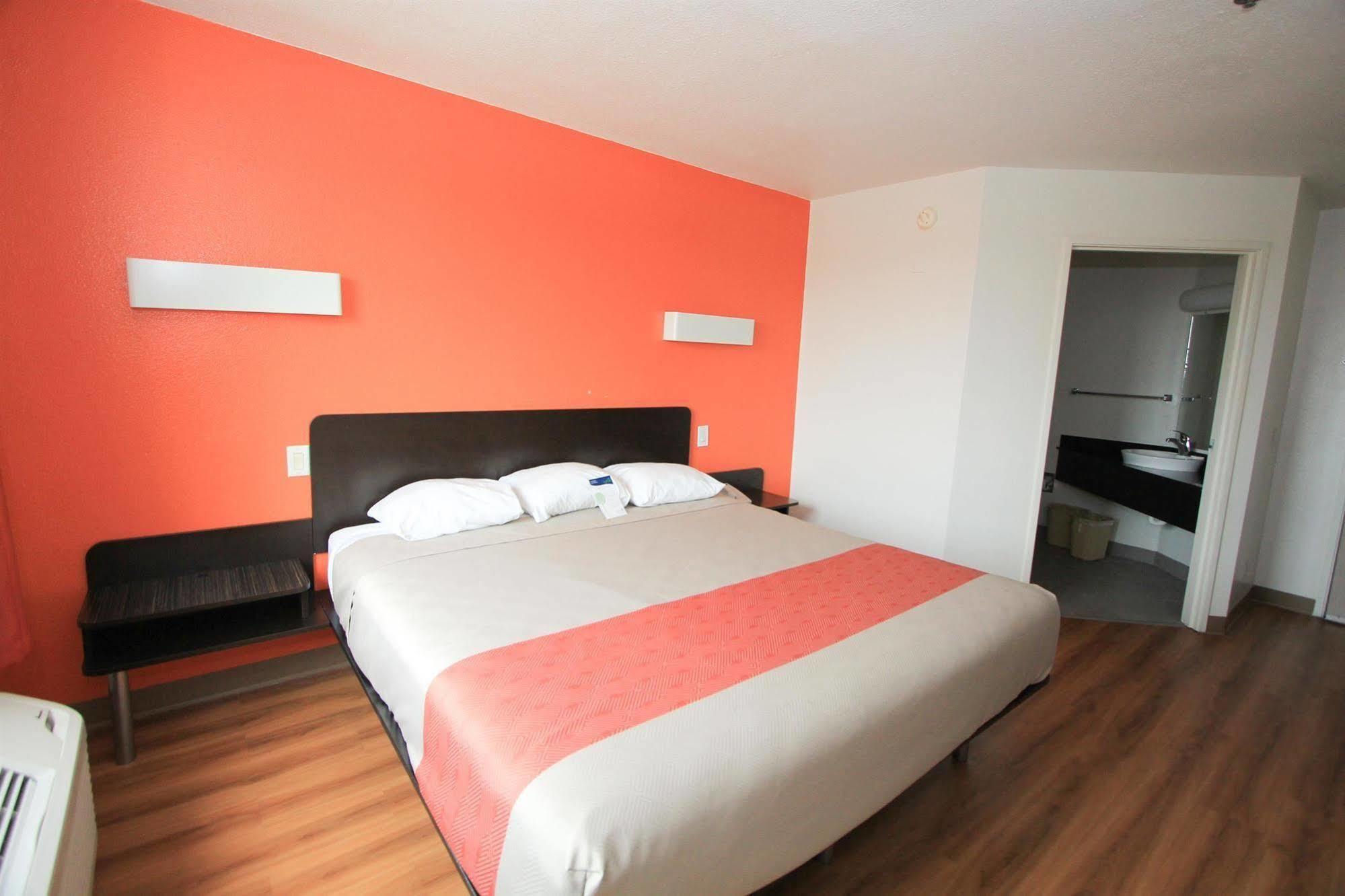 Motel 6-San Antonio, Tx - Downtown - Alamo Dome Bagian luar foto