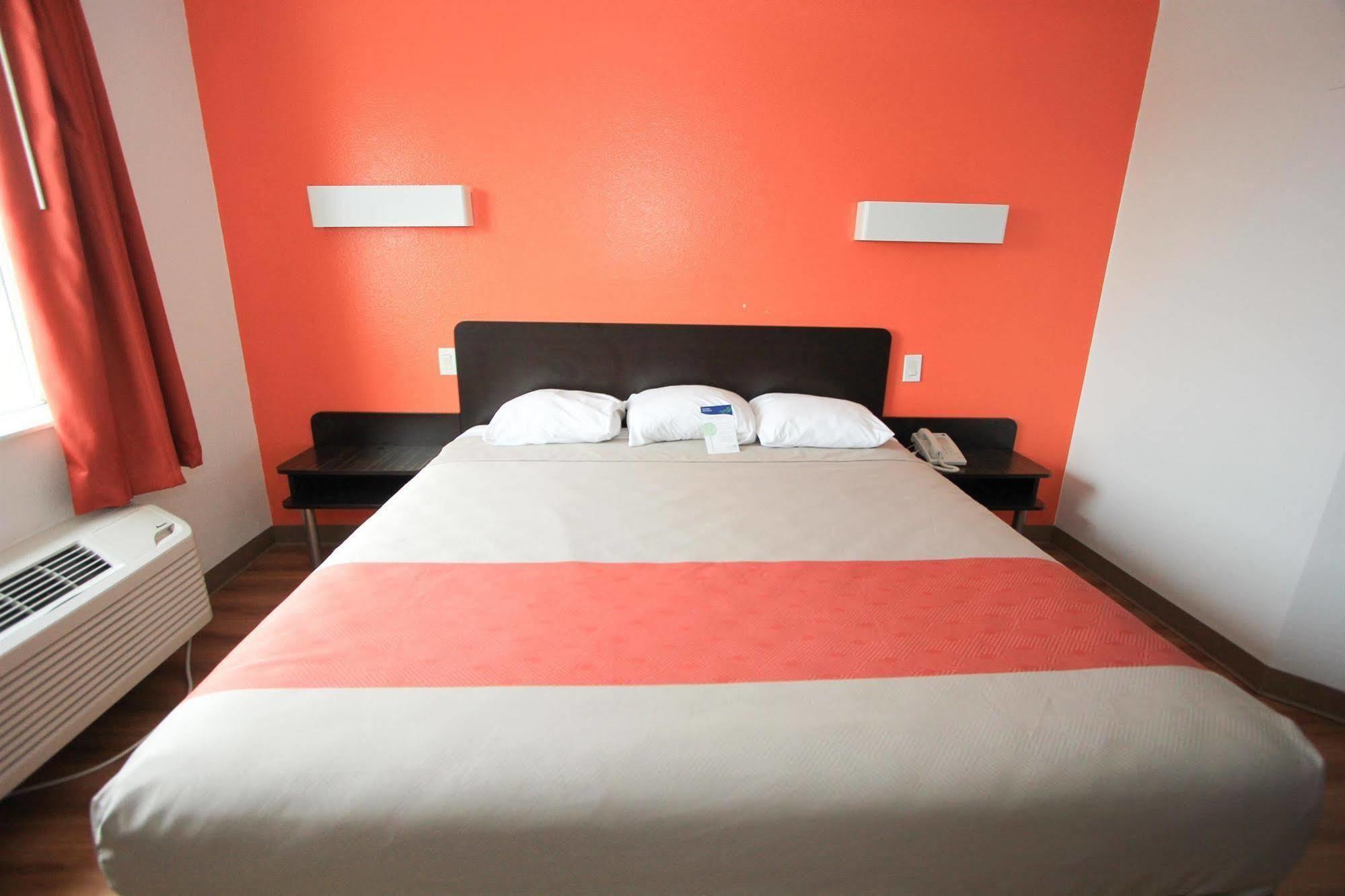 Motel 6-San Antonio, Tx - Downtown - Alamo Dome Bagian luar foto