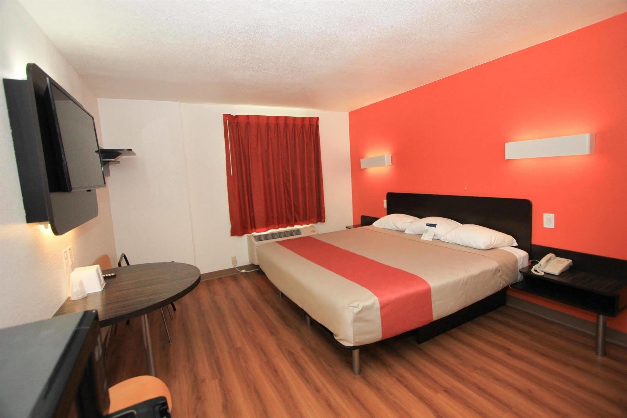 Motel 6-San Antonio, Tx - Downtown - Alamo Dome Bagian luar foto