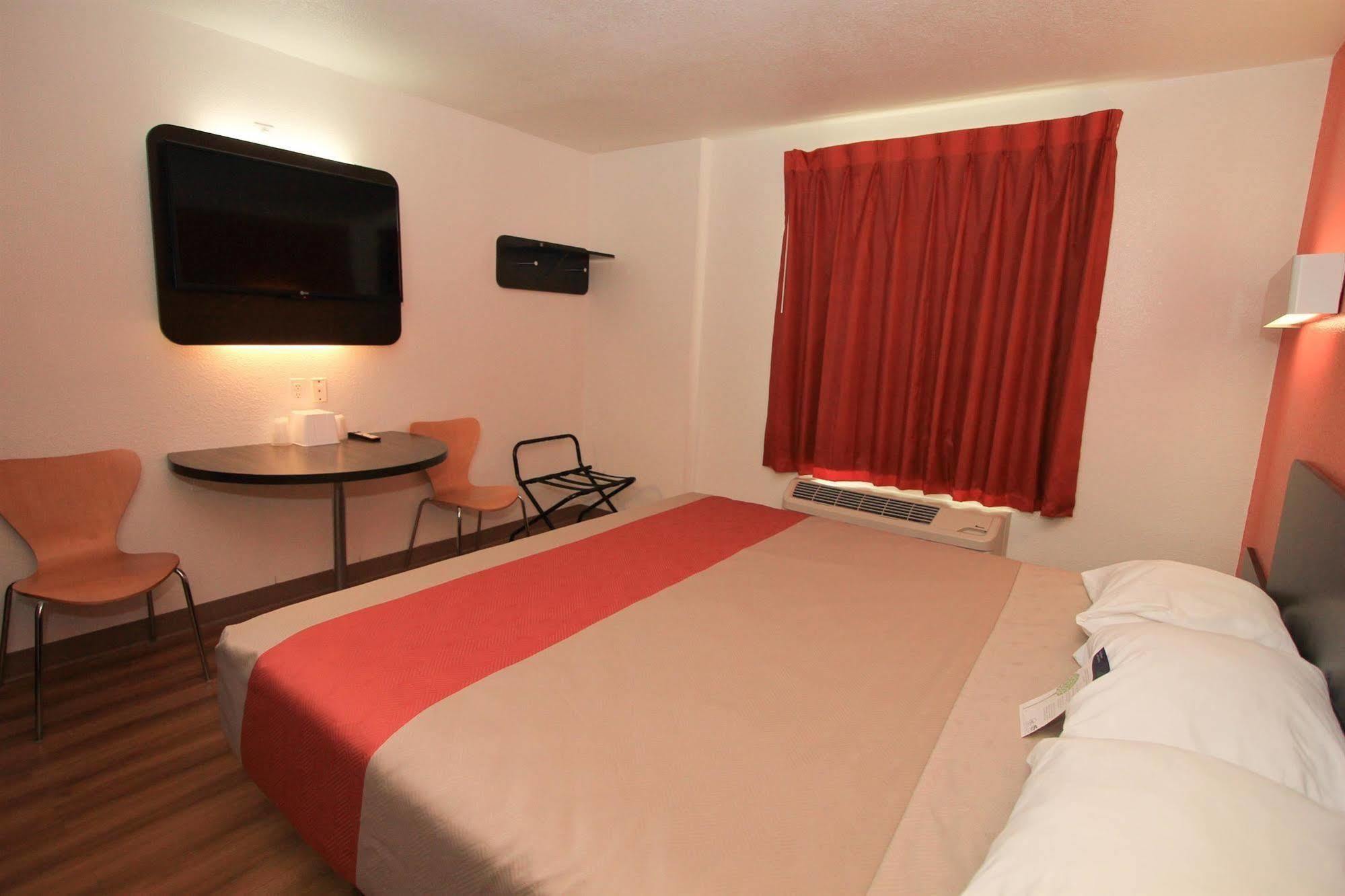 Motel 6-San Antonio, Tx - Downtown - Alamo Dome Bagian luar foto